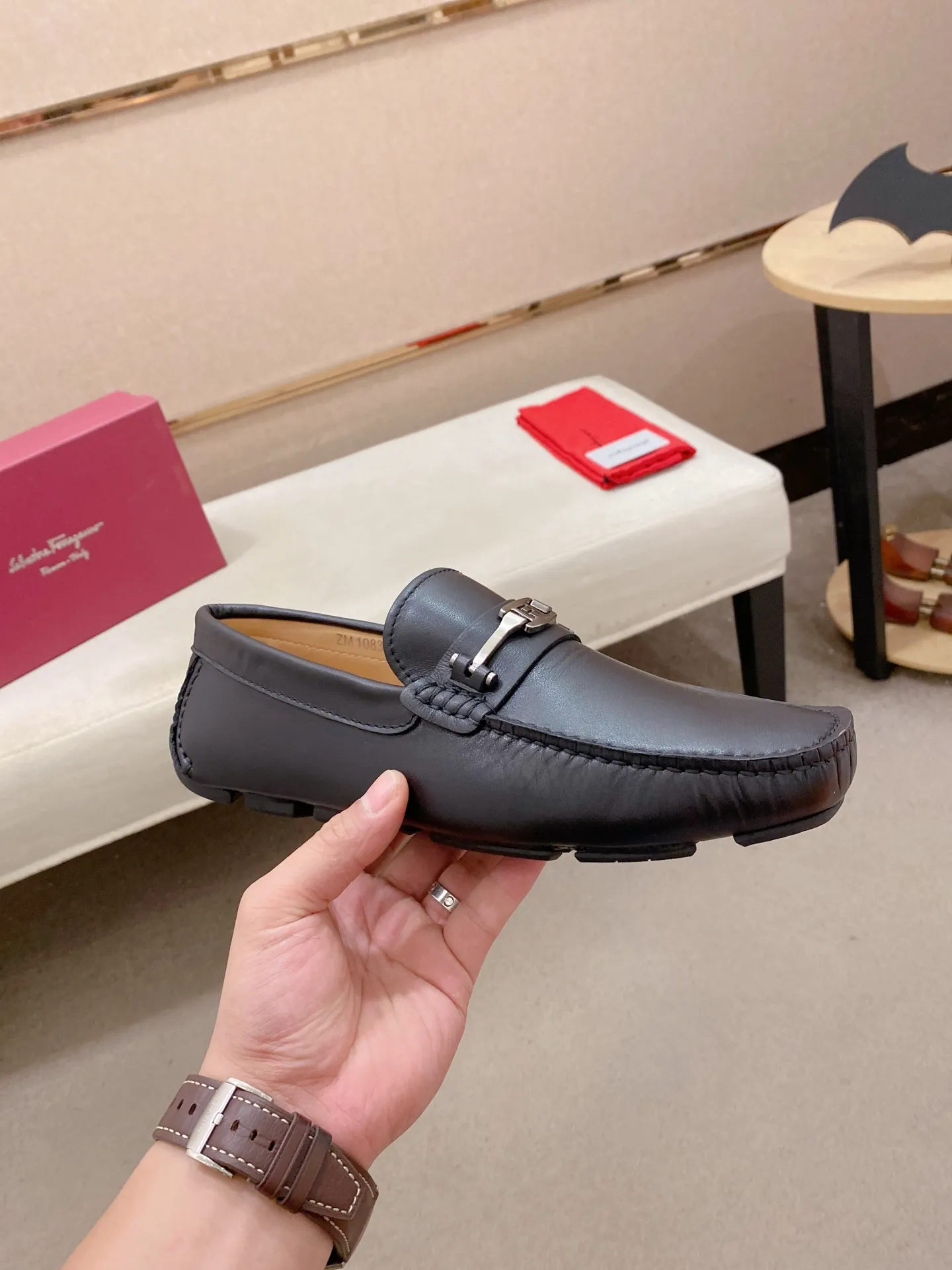Factory price: 540💰High-end quality! Ferragamo🆕🆕Exclusive hot-selling products in stock🔥🔥New products on the shelves, high-quality Ferragamo men's pea shoes, high-end casual driving shoes, with complete packaging! 💪 💪 Material: imported first-layer cowhide 🐂 + imported high-quality water-dyed cowhide lining + wear-resistant outsole 👍🏻👍🏻 Features: high-end and comfortable, purely handmade 🚀 🚀 Create the perfect shoe that suits you best 🔥 🔥 Size: (38-44) 45 standard size can be customized!